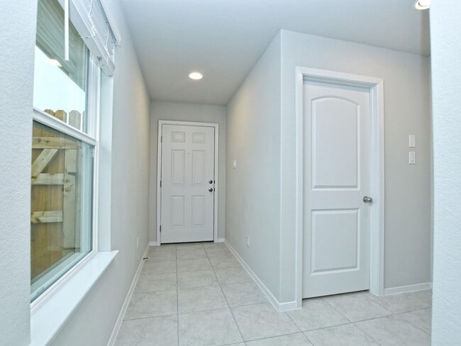 Building Photo - 3 BR / 2 BA - 1533 SF in Bastrop - Close t...