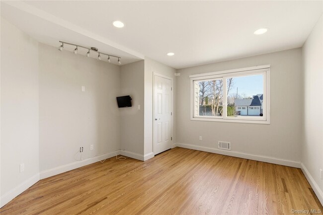 Building Photo - 24 Green Dr