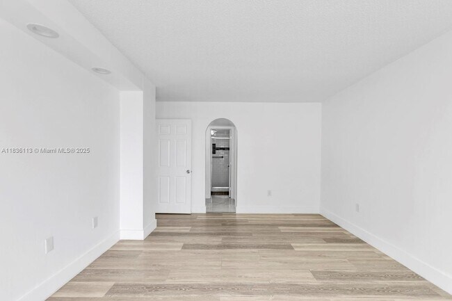 Building Photo - 600 NE 36th St