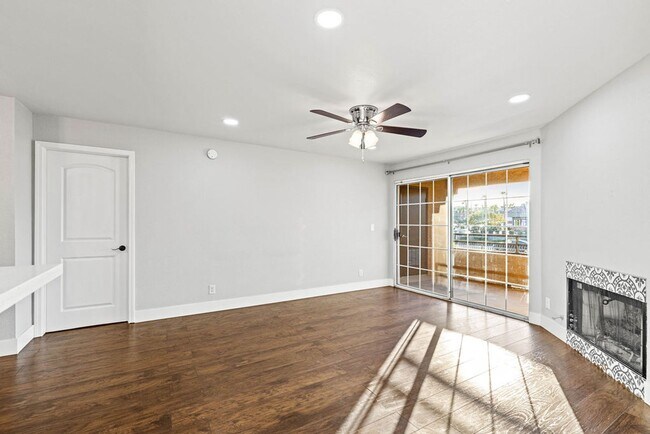 Building Photo - Gorgeous Renovated Condo in Guard Gated Neighborhood