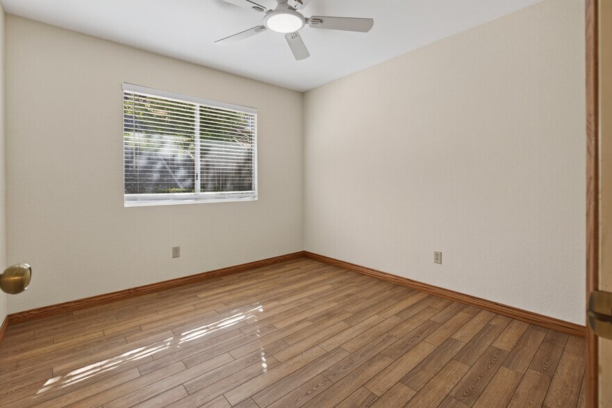 Building Photo - 13962 Barrymore St