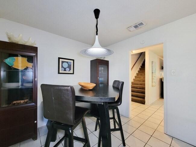 Building Photo - Two bedrooms two 1/2 bath townhome on Galv...