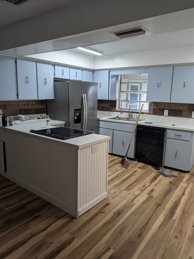 Building Photo - 1906 Park Manor Dr