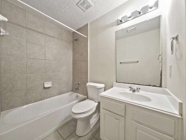 Building Photo - 427 Northvalley Dr