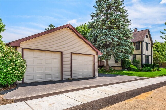 Building Photo - 145 Maple St