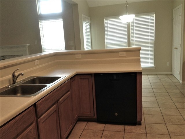Building Photo - 2512 Kings Farm Way