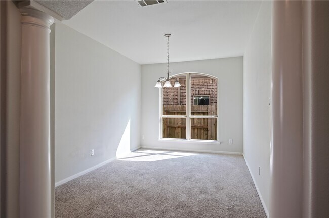 Building Photo - 632 Kickapoo Ct