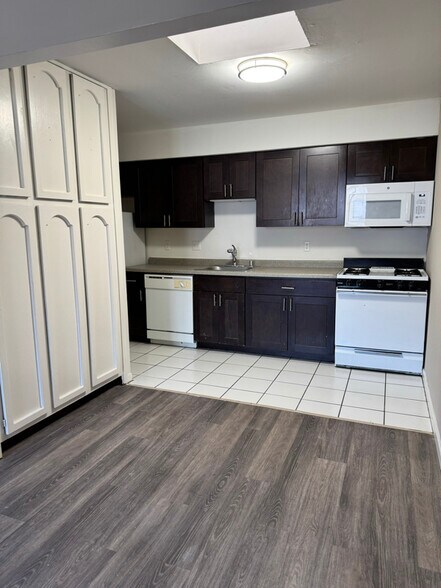 Primary Photo - 3402 N Oakland Ave
