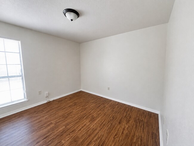 Building Photo - 3125 Tudor Ln
