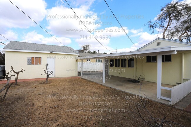 Building Photo - 3 Bedroom / 1 bathroom house with garage i...