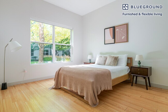 Building Photo - 320 D St