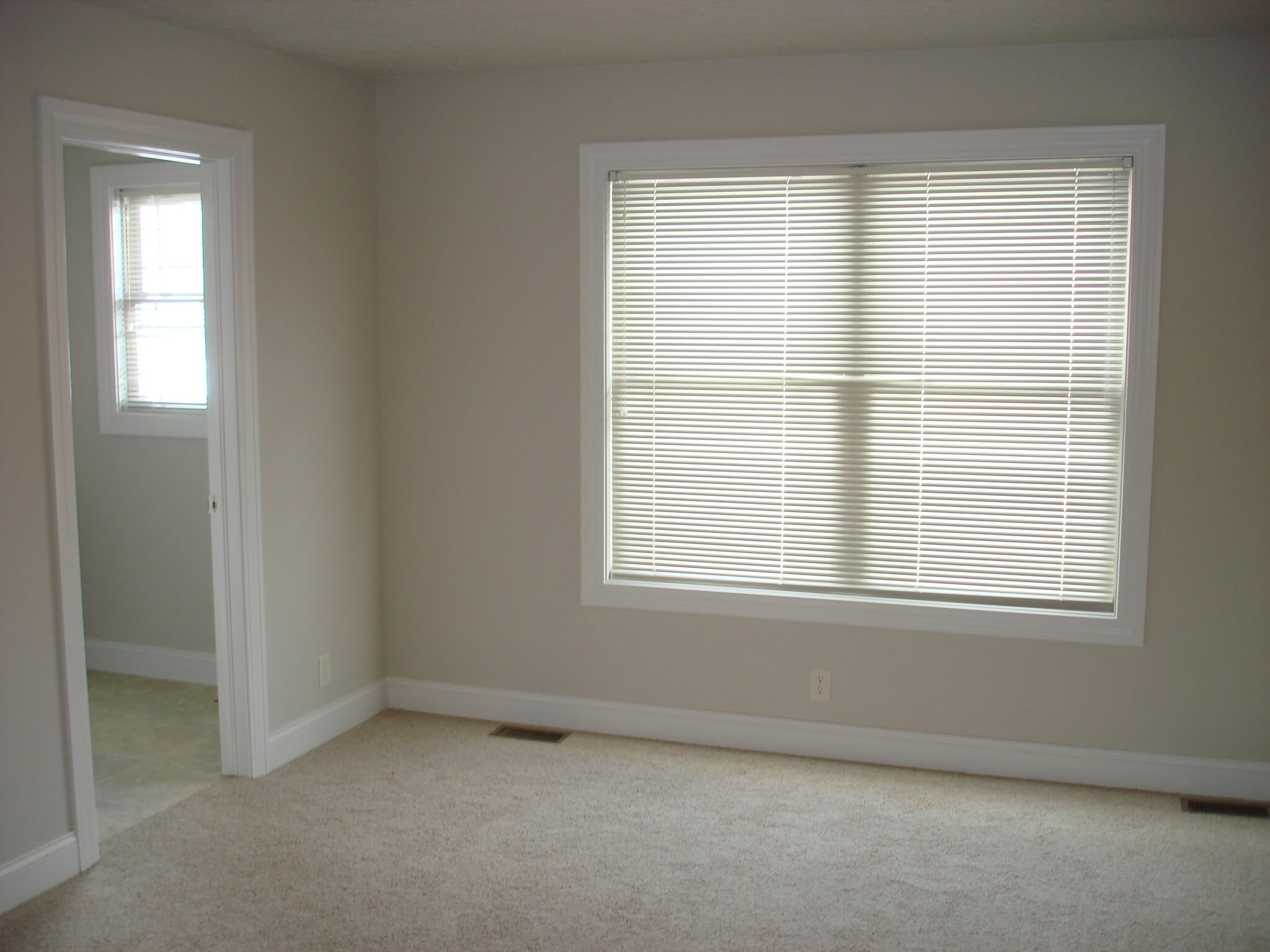 Building Photo - 975 Sautter Dr