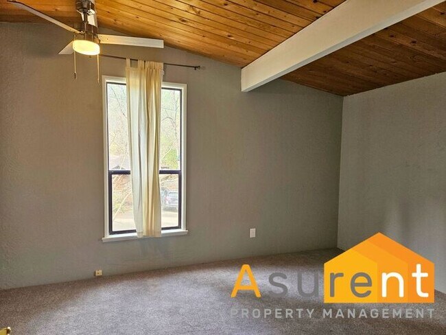 Building Photo - Stunning Home located in the picturesque Ashland