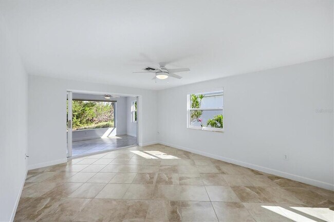 Building Photo - 885 Spanish Dr N