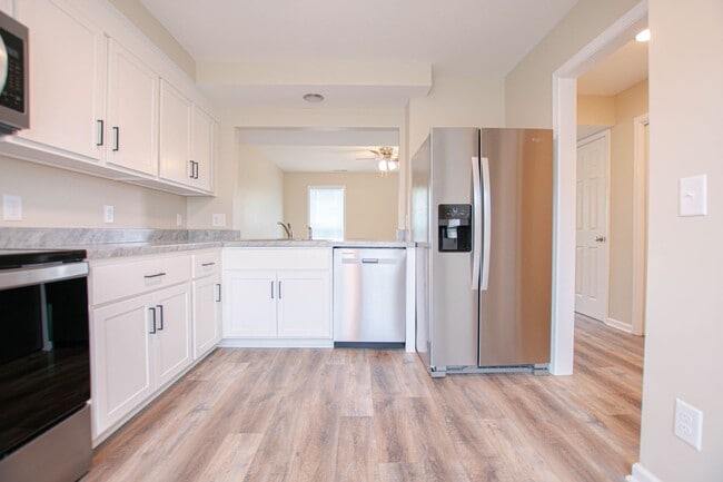 Building Photo - Pet Friendly Two Bedroom!