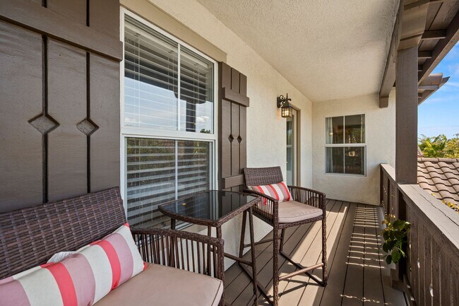 Building Photo - Gorgeous Eastlake Townhome!