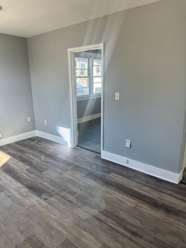 Building Photo - Newly renovated 2bd/1ba Apartments