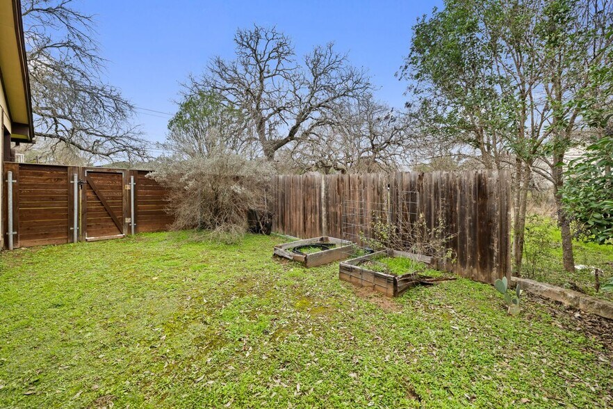 Building Photo - 1301 S Quinlan Park Rd
