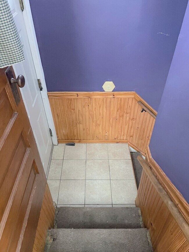 Building Photo - Spacious 3 bedroom home with finished base...