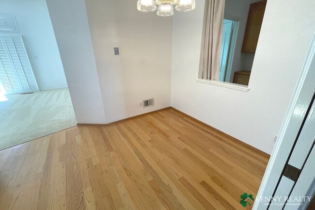 Building Photo - Stunning 3 Bedroom, 2 Bathroom Home in San Carlos