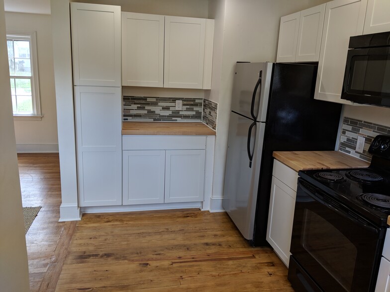 Clean and stylish kitchen with all appliances. - 1111 Watauga St