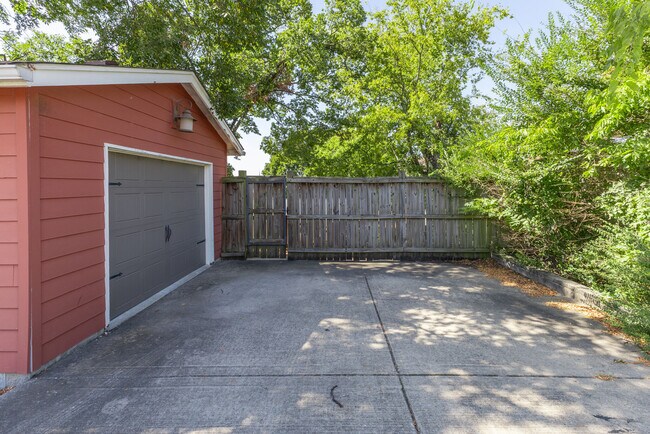 Building Photo - 2104 15th Ave S