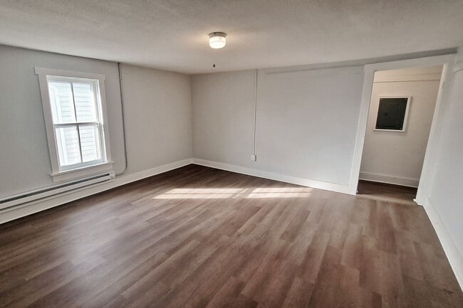 Building Photo - 516 Main St