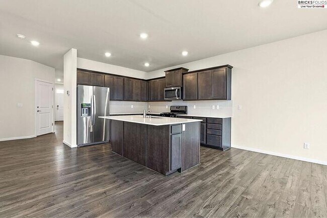 Building Photo - Puyallup Gem: Comfort and Style Combined!