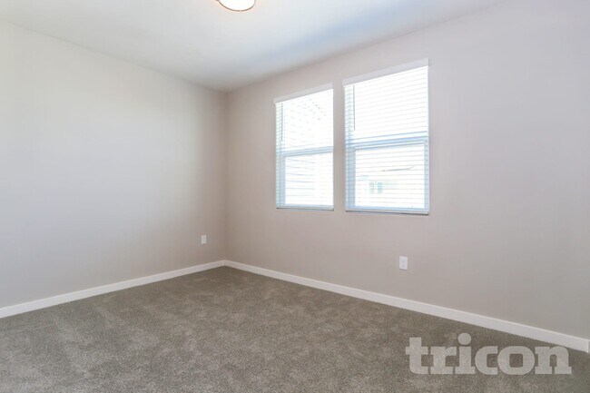 Building Photo - 6 Adella Pl