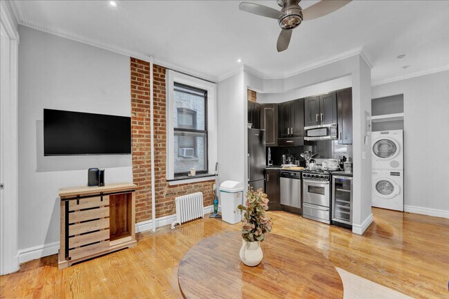 Building Photo - 336 E 18th St