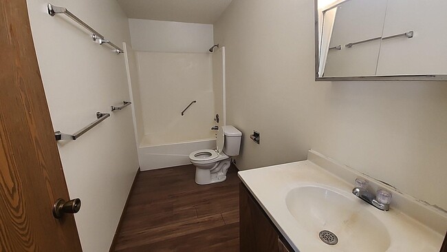 Building Photo - 418 S Van Buren St