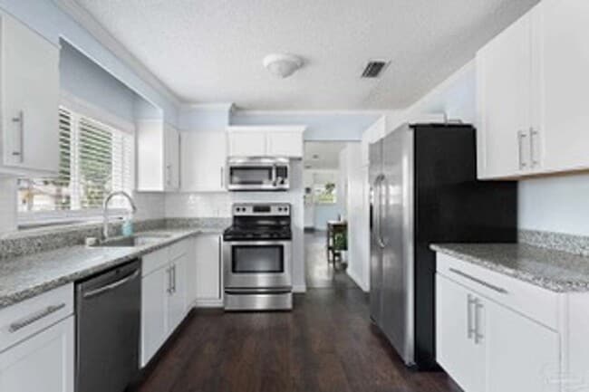 Building Photo - Discover the Allure of this Charming, Downtown 3 bedroom/2 Bath!