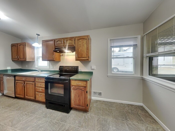 Building Photo - 2272 Hazel St N