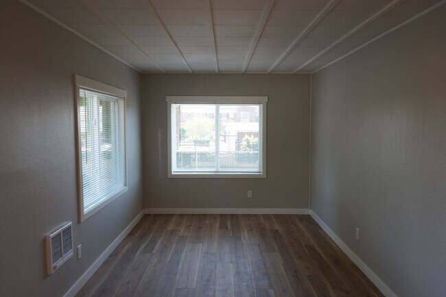 Building Photo - r1500VDuplex