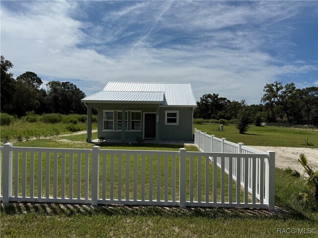 Building Photo - 5838 W Green Acres St
