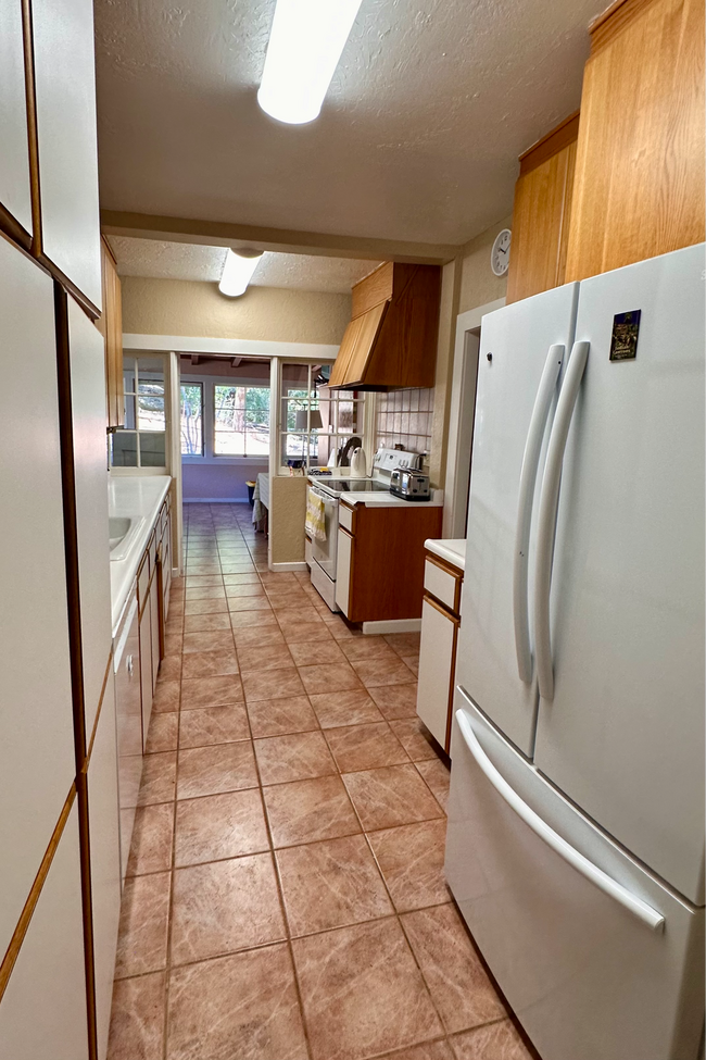 Building Photo - 2499 Madrona Ave