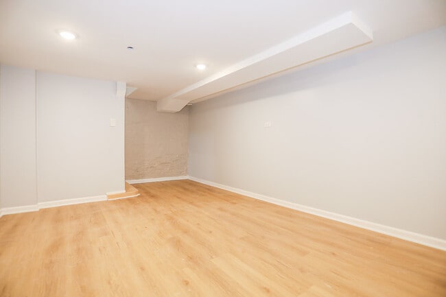 Building Photo - 1359 W Barry Ave