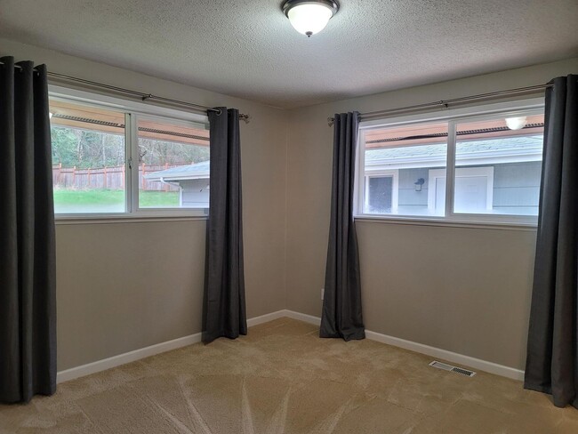Building Photo - 2 Bedroom Rambler in Suquamish!