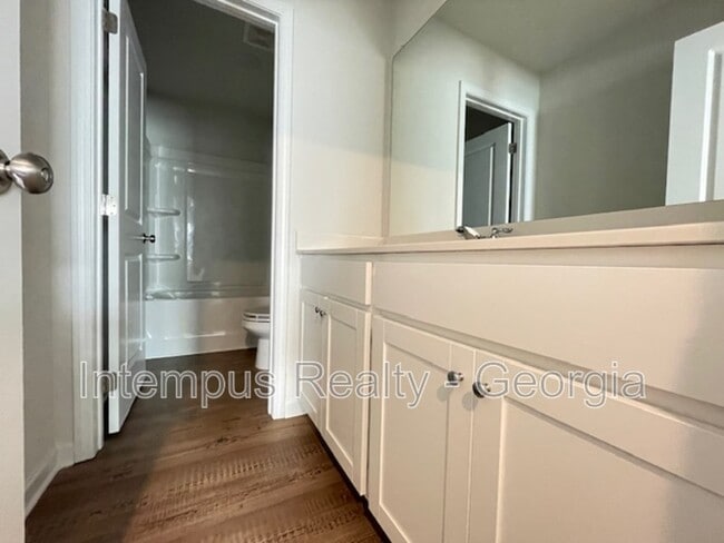 Building Photo - 693 Summerwood Ln