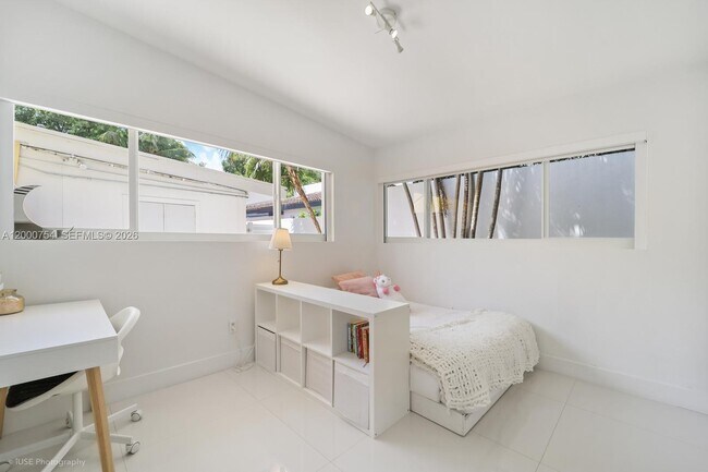 Building Photo - 1641 Tigertail Ave