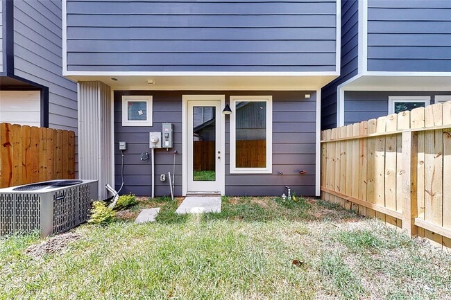 Building Photo - 1404 Goliad St