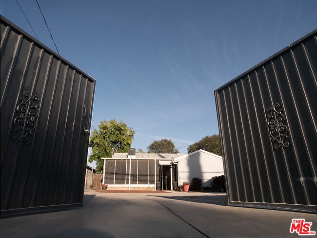 Building Photo - 6413 White Oak Ave