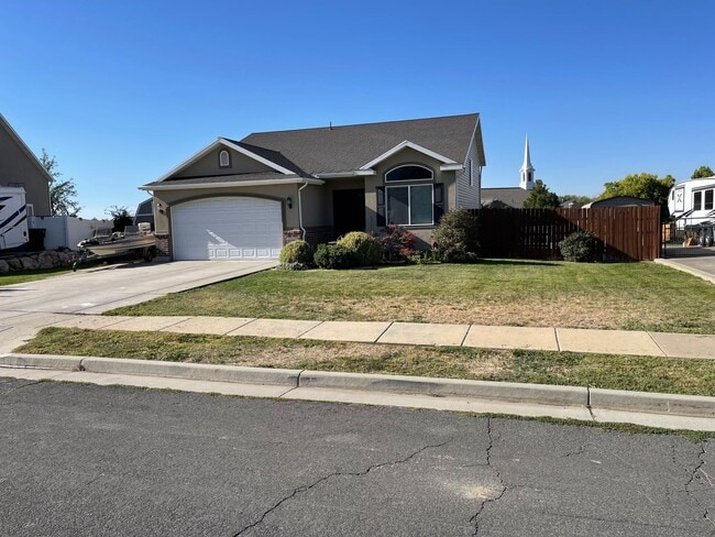 Building Photo - Spacious 5-Bedroom Haven with 3 Full Baths...