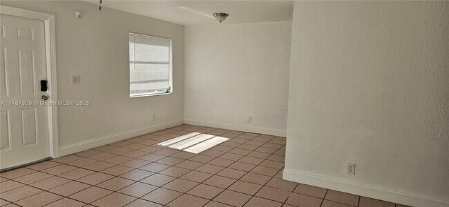 Building Photo - 1408 SW 9th Ave