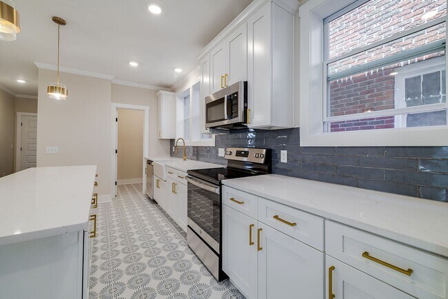 Building Photo - 905 E Park Ave