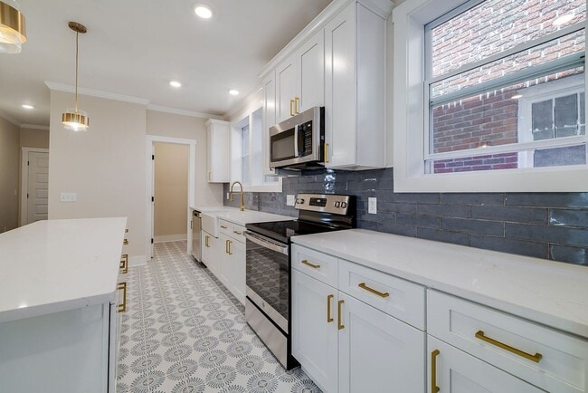 Building Photo - Townhome Close To Downtown..Available NOW!!!