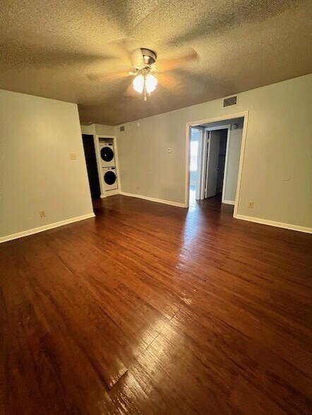 Building Photo - 503 E 6th St