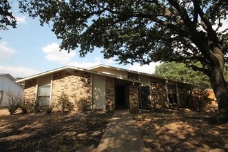 Building Photo - 1301 Overdowns Dr