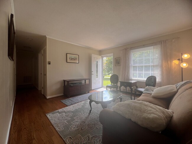Building Photo - Charming 3 bedroom, 1 1/2 bathroom home in...