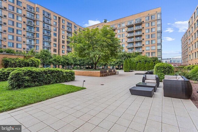 Building Photo - 440 L St NW